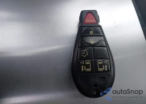 2010 Chrysler Town & Country Touring z USA, uszkodzony, nr VIN 2A4RR5DX5AR319560